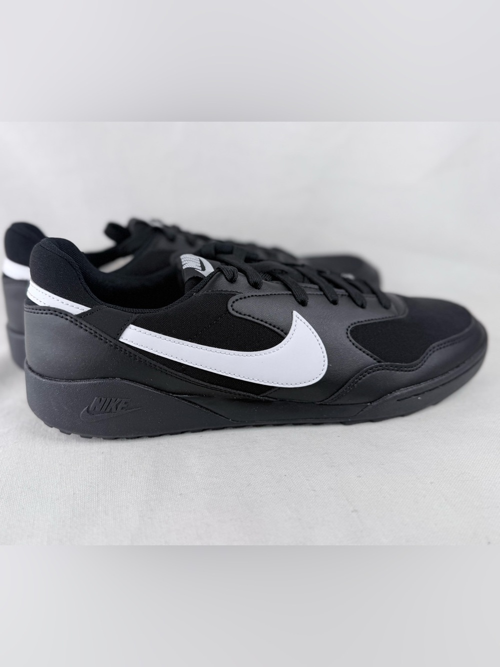 Nike Terra Manta Menโs 11 Black and White Low-Top Sneakers